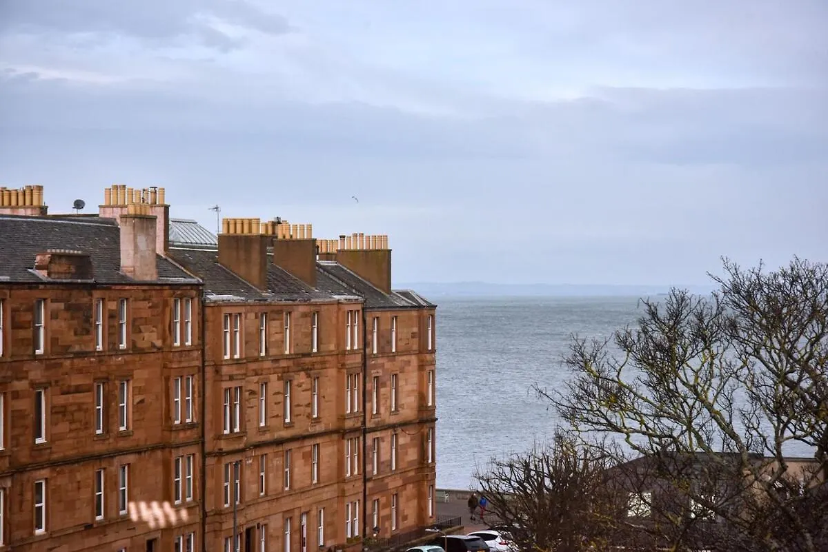 Lägenhet Mid-Century Gem Steps From The Beach Edinburg